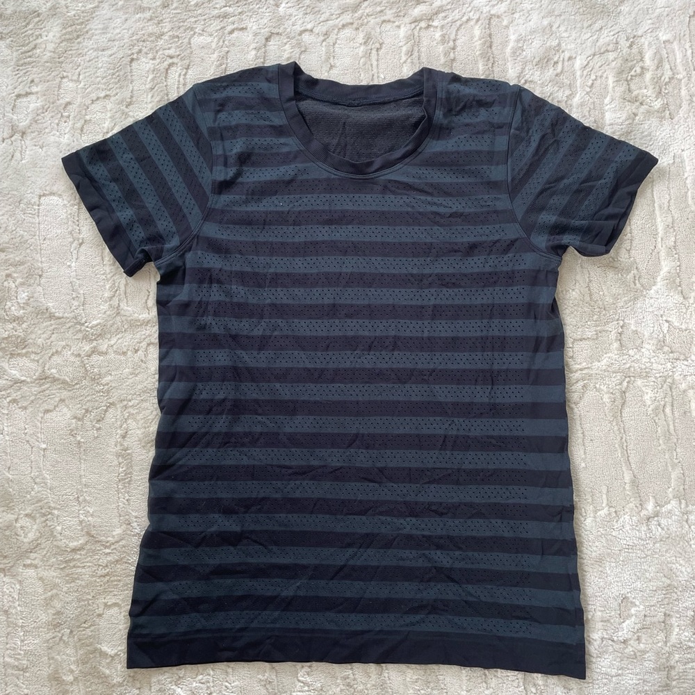 Lululemon exercise workout top